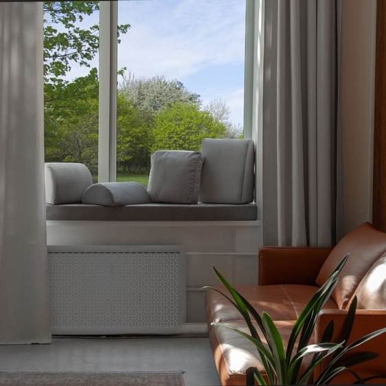 матрас на подоконнике серый