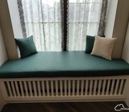 зеленая подушка на подоконник с вырезом